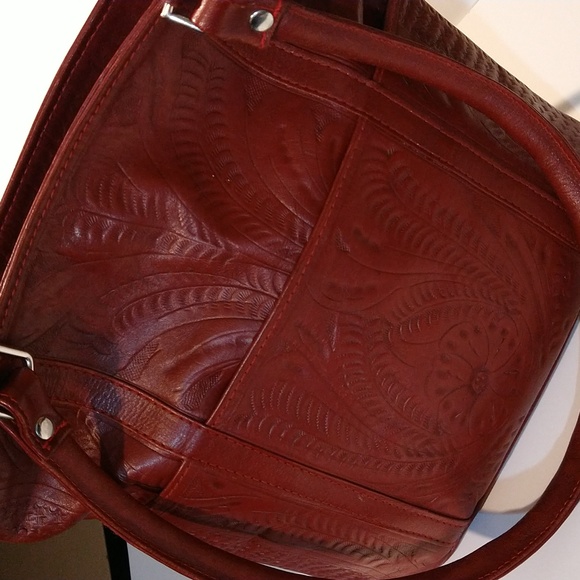 Red Leather Embossed Pattern Purse - Picture 9 of 9
